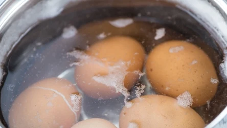 Obieranie jajek może być banalnie proste. Wystarczy, że wrzucisz go garnka pewną rzecz