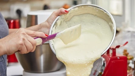 Sekret udanego sernika to odpowiednio dobrany twaróg.