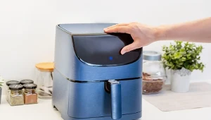 Tak wyczyścisz nawet najbardziej zapuszczonego airfryera. 10 minut i bez szorowania