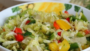 Surówka z włoskiej kapusty to smaczny dodatek do każdego obiadu