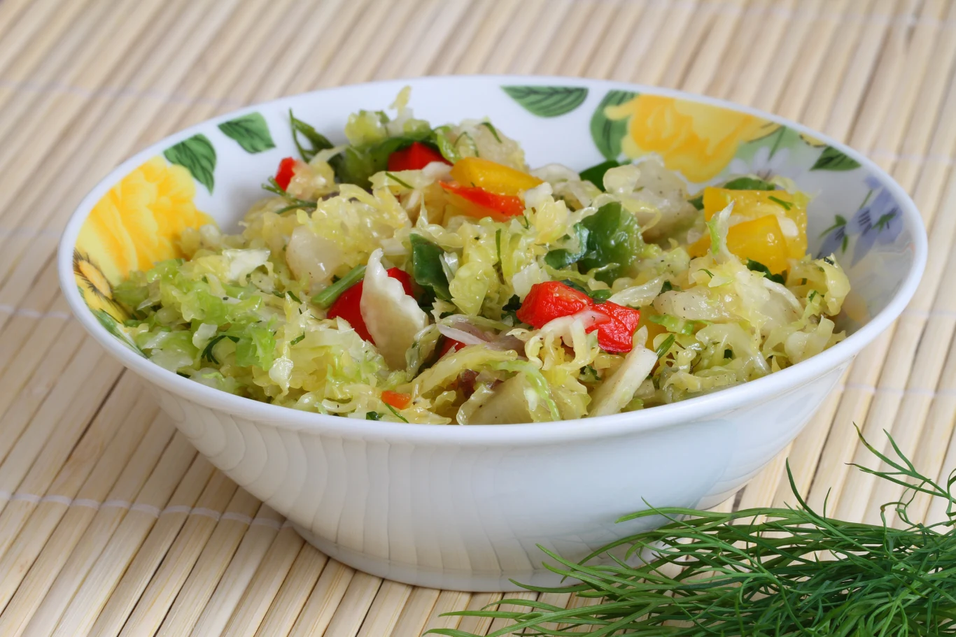 Surówka z włoskiej kapusty wychodzi soczysta i chrupiąca