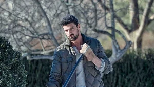 Michele Morrone w scenie z filmu "Pomoc domowa"