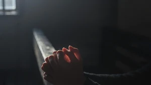"Mieli nas za opętanych. Historie nadużyć egzorcystów" to reportaż Szymona Piegza