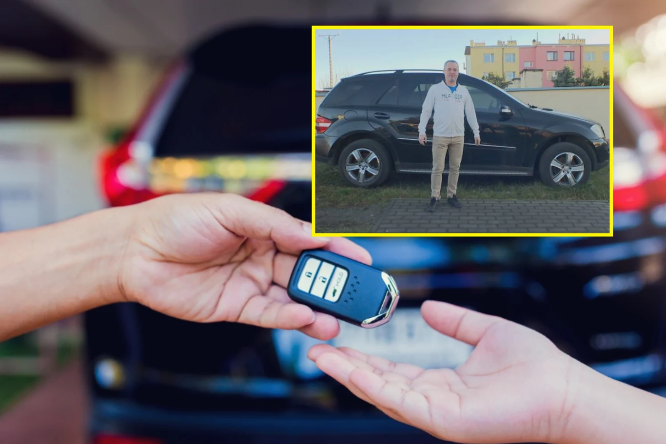 Kupił używany samochód z długiem. W ciągu tygodnia musiał zapłacić 47 tys. zł. / Fot. Interwencja - Polsat News Zbliżenie na przekazanie kluczyków do samochodu w tle rozmazanego auta, w prawym górnym rogu wyraźna ramka z wizerunkiem mężczyzny stojącego przed czarnym SUV-em na tle kolorowych budynków.