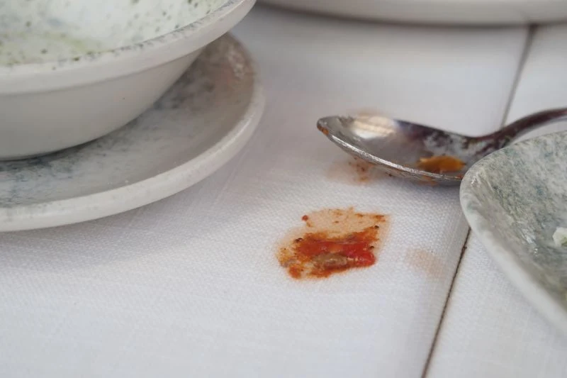 Tłuste plamy na obrusie warto od razu posypać mąką ziemniaczaną