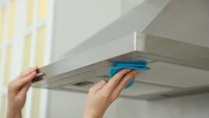 Znalazłam doskonały sposób wyczyszczenie starego tłuszczu na okapie kuchennym.