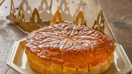 Galette des rois serwuje się we Francji w święto Trzech Króli