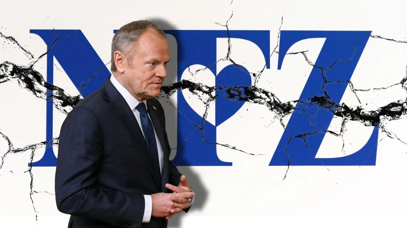 Kryzys w NFZ. Rafał Woś: Rząd Donalda Tuska podkłada się spektakularnie Mężczyzna w garniturze na tle dużego, niebieskiego napisu NFZ uszkodzonego pęknięciami, przez środek litery oraz serce w literze F przebiega rozległe pęknięcie, co może sugerować kryzys lub problemy w służbie zdrowia.