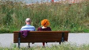 W Polsce wiek emerytalny to 60 lat dla kobiet i 65 lat dla mężczyzn.