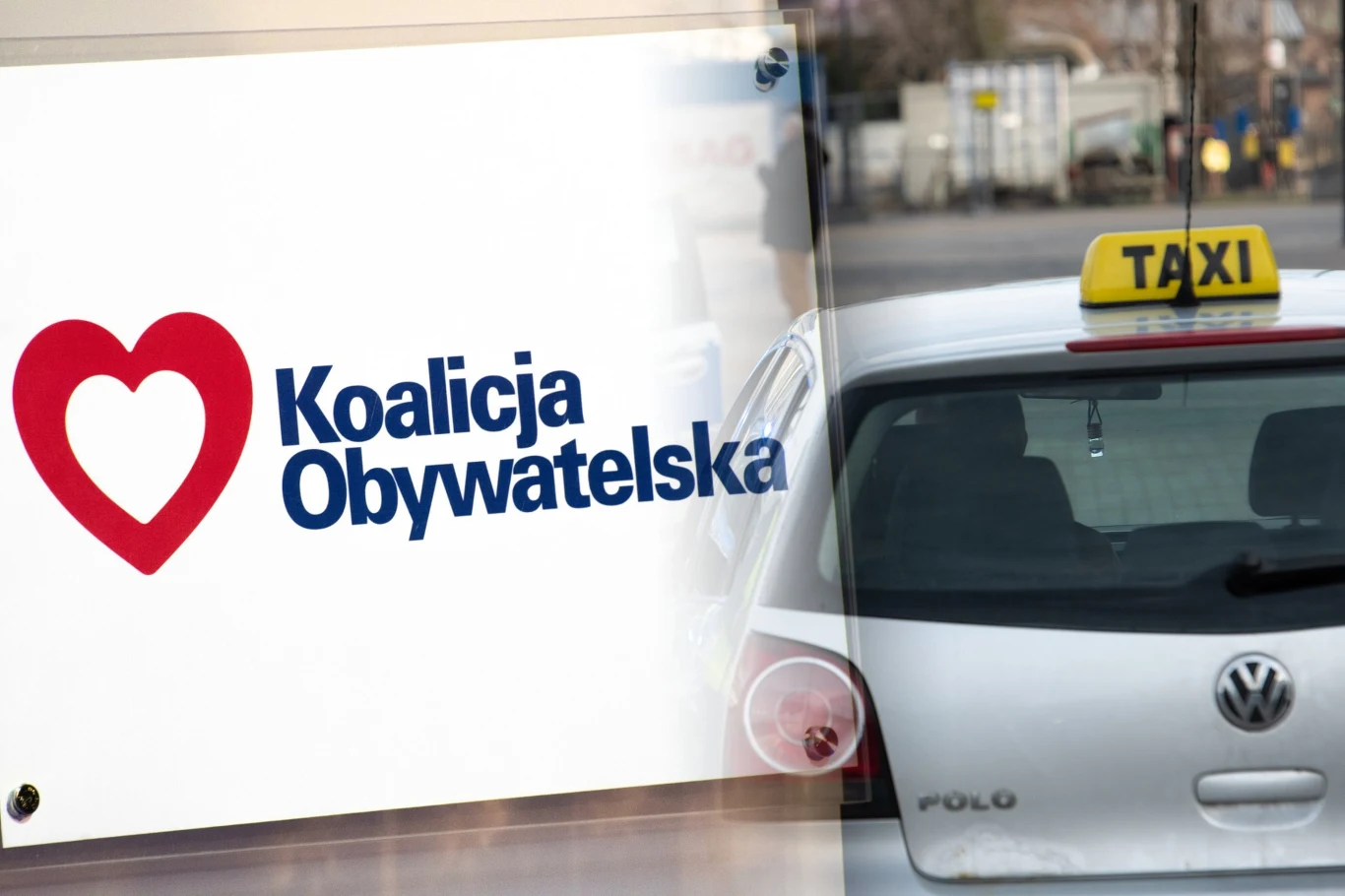 Gdańsk. Prokuratura postawiła zarzuty znieważenia i naruszenia nietykalności taksówkarza przez radną z Koalicji Obywatelskiej Logo Koalicji Obywatelskiej z charakterystycznym symbolem serca na białym tle po lewej stronie. Po prawej części zdjęcia tył samochodu z oznaczeniem 'TAXI', widoczne żółte światło taksówki i fragment miejskiego krajobrazu w tle.