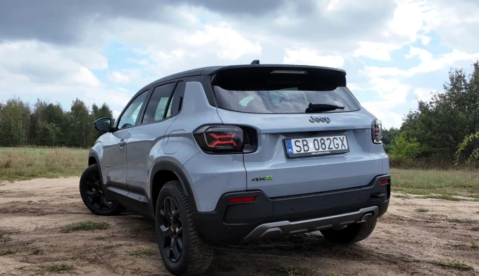 Jeep Avenger 4xe to pierwsza odmiana tego modelu wyposażona w napęd na cztery koła. 