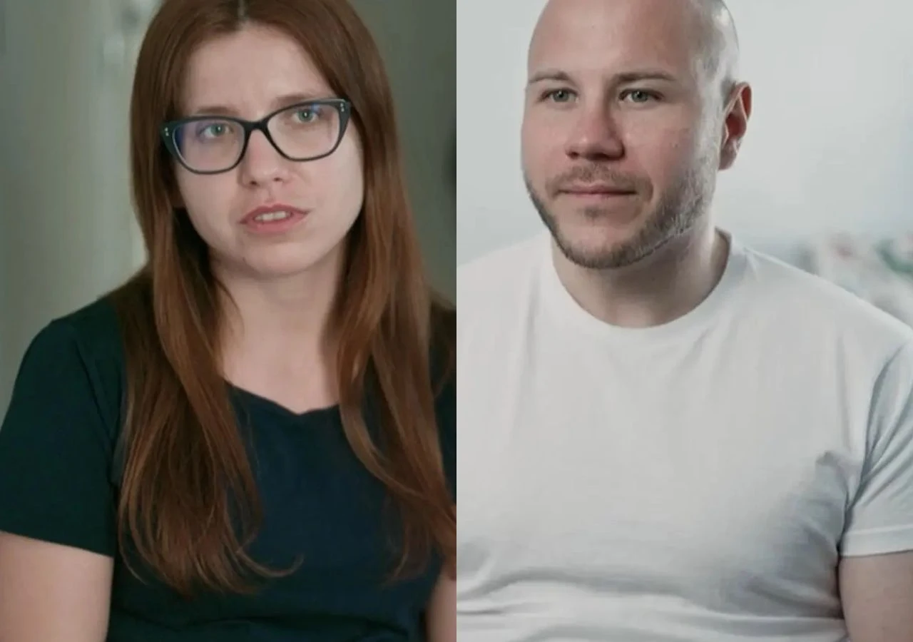 Katarzyna Zawidzka i Maciej Kubik w "Ślub od pierwszego wejrzenia" Kobieta w okularach i mężczyzna o ogolonej głowie siedzą w pomieszczeniach, oboje patrzą przed siebie, ubrani casualowo, neutralne tło.