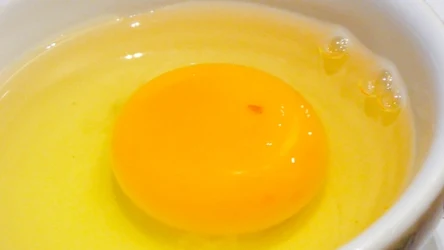 Co oznacza czerwona plamka w jajku? 