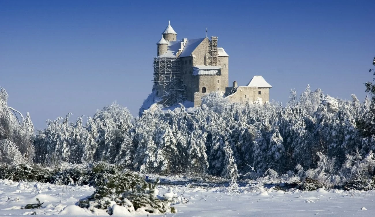 Zamek w Bobolicach malowniczo prezentuje się w szacie zimowej