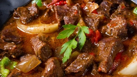Łopatka wołowa może być bazą aromatycznego gulaszu