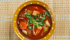 Karp w roli głównej, ale zupełnie inaczej. Węgierska zupa rybna według Karoliny Stolarskiej-Bigos