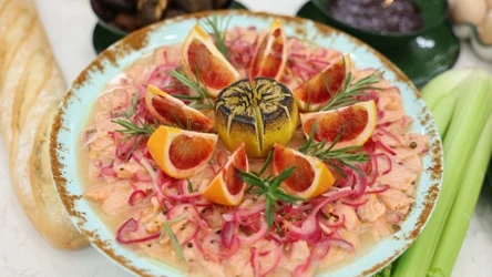 ​Nie śledź, nie karp, a łosoś – w cytrusach marynowany. Rybna propozycja Jurka Sobieniaka