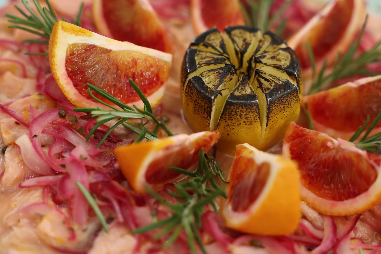 Łosoś w cytrusach marynowany. Alternatywna propozycja na święta