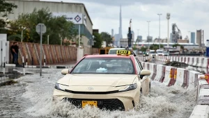 Oberwanie chmury nad bogatym emiratem. Ulice zmieniły się w rzeki