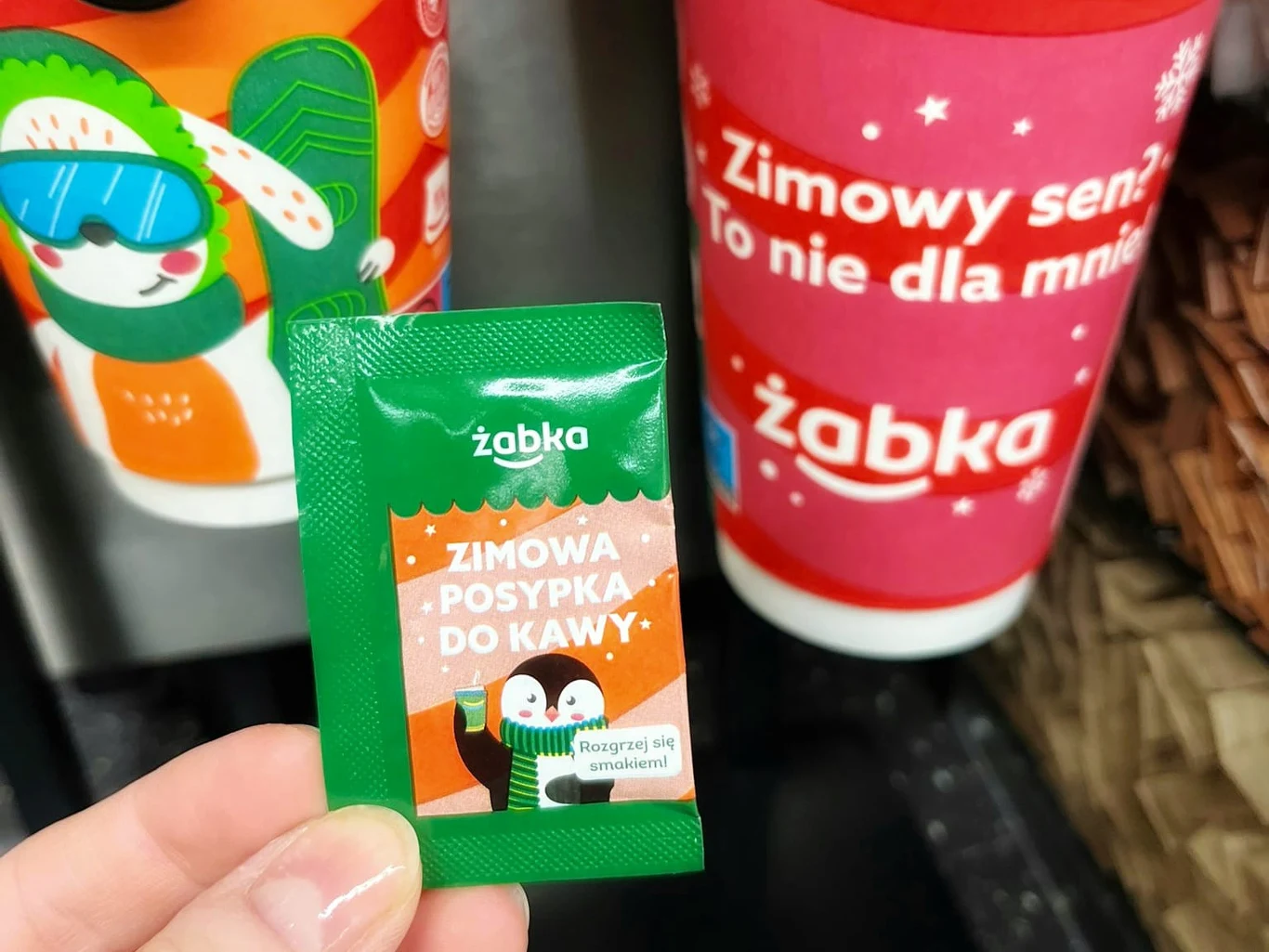 Zimowa posypka do kawy w Żabce – rozgrzewający dodatek dostępny tylko w grudniu! Zimowa posypka do kawy w Żabce – rozgrzewający dodatek dostępny tylko w grudniu!