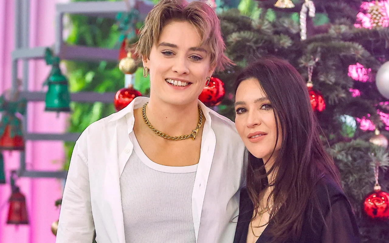 Przytulone Kasia Zillman i Janja Lesar na tle choinki w studiu "halo tu polsat"