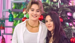 Przytulone Kasia Zillman i Janja Lesar na tle choinki w studiu "halo tu polsat"