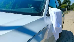 Co oznacza biały ręcznik na lusterku samochodu? To ważny sygnał
