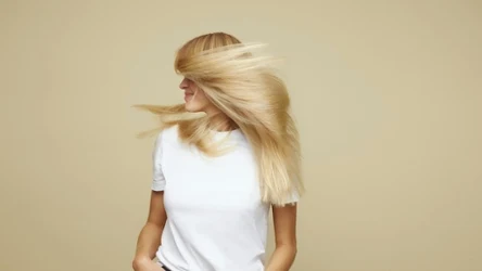 Blond szybko i bez farbowania odświeżysz domową płukanką z rumianku i cytryny