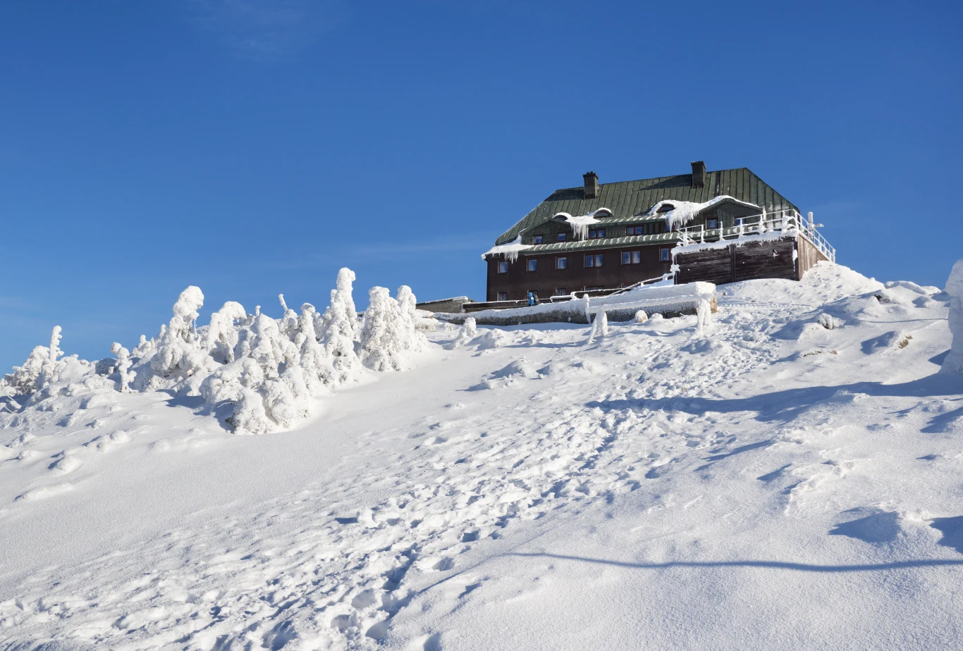 Tuż pod szczytem Szrenica jest schronisko - idealne miejsce na krótki odpoczynek Tuż pod szczytem Szrenica jest schronisko - idealne miejsce na krótki odpoczynek