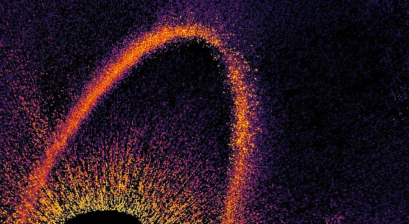 Kosmiczny pył zamiast planety. Hubble odkrywa ślady kolizji w układzie Fomalhaut Intensywna łukowata smuga z drobinek w odcieniach pomarańczowo-fioletowych na ciemnym tle tworzących efekt świetlny przypominający eksplozję lub dynamiczny ruch w przestrzeni.