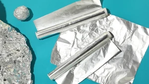 Trik z folią aluminiową uratuje twoje rośliny. Nie zwlekaj ani chwili 