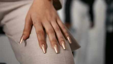 Lustrzane paznokcie pasują do wielu stylizacja