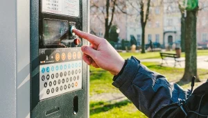 Wciskasz "bułkę" i parkujesz za darmo. Prosty sposób na strefy parkowania