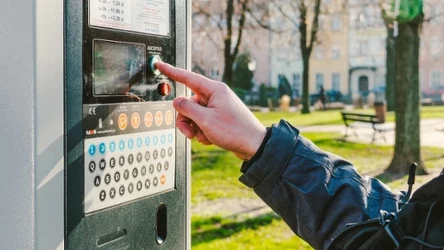 Niektóre parkomaty posiadają przycisk pozwalający na darmowe parkowanie przez krótki czas, dzięki przyciskowi "bułka"