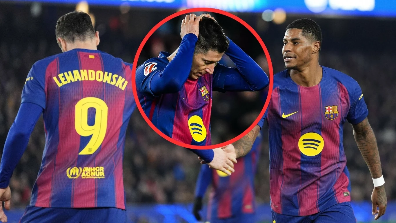 Trzech piłkarzy drużyny FC Barcelona w granatowo-bordowych koszulkach, jeden z zawodników ma numer 9 i nazwisko Lewandowski na plecach, w centrum znajduje się zawodnik z rękami na głowie w geście rozczarowania, obok niego stoi inny zawodnik przybijając...
