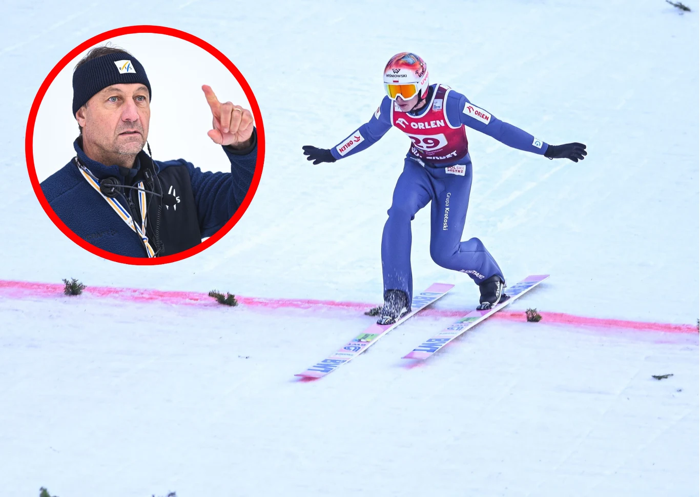 Paweł Wąsek Zawodnik w kombinezonie do skoków narciarskich ląduje na śniegu tuż za linią oznaczającą odległość skoku. W lewym górnym rogu znajduje się okrągłe wstawienie z sylwetką mężczyzny w czapce, pokazującego gest uniesionego palca.