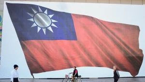 USA sprzedadzą Tajwanowi broń za 11 mld dolarów. Chiny protestują. na zdj. Tajpei - flaga Tajwanu na ścianie budynku