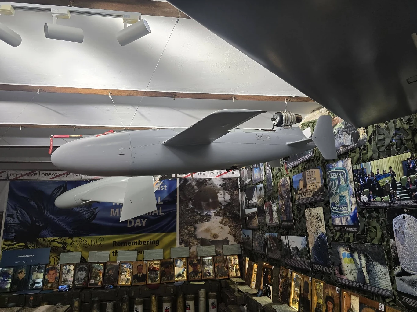 Ukraińcy prezentują Barsa. Ten dron już zapisał się sukcesami w wojnie z Rosją Makieta bezzałogowego samolotu lub pocisku manewrującego zawieszona pod sufitem muzeum, otoczona zdjęciami, planszami informacyjnymi oraz ekspozycjami poświęconymi tematyce wojskowej i historycznej.