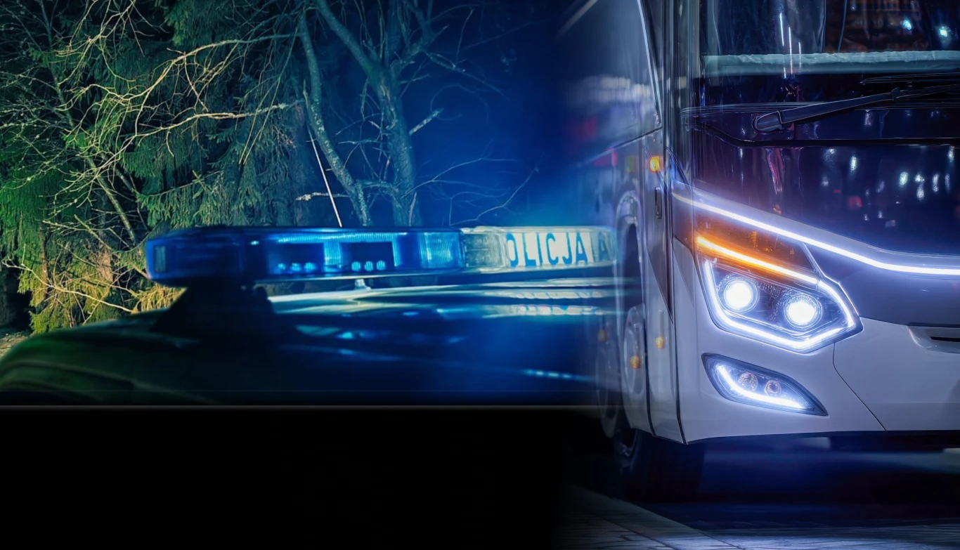 Kierowca autobusu wyrzucił turystkę z pojazdu (zdj. ilustracyjne) Radiowóz policyjny z włączonymi niebieskimi światłami obok przedniej części nowoczesnego autobusu na tle nocnego krajobrazu z oświetlonymi drzewami.