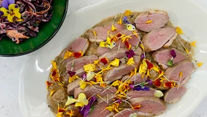 Klasyka w restauracyjnym wydaniu. Pierś z kaczki – "na różowo" – z sosem grzybowym i czerwoną kapustą