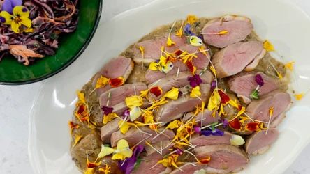 Klasyka w restauracyjnym wydaniu. Pierś z kaczki – "na różowo" – z sosem grzybowym i czerwoną kapustą