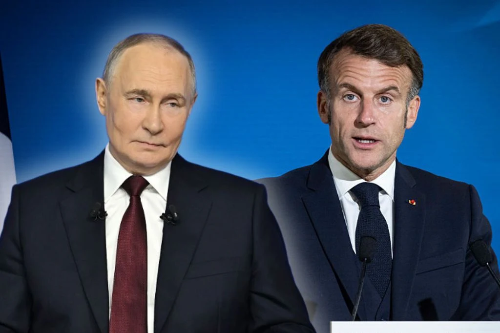 Władimir Putin gotowy do rozmów z Emmanuelem Macronem. Pałac Elizejski reaguje Dwóch mężczyzn w garniturach na niebieskim tle, obaj w formalnych pozach, jeden stoi po lewej stronie w bordowym krawacie, drugi po prawej stronie w granatowym garniturze i ciemnym krawacie, obaj wyglądają poważnie i są oświetleni studyjnym światłem.