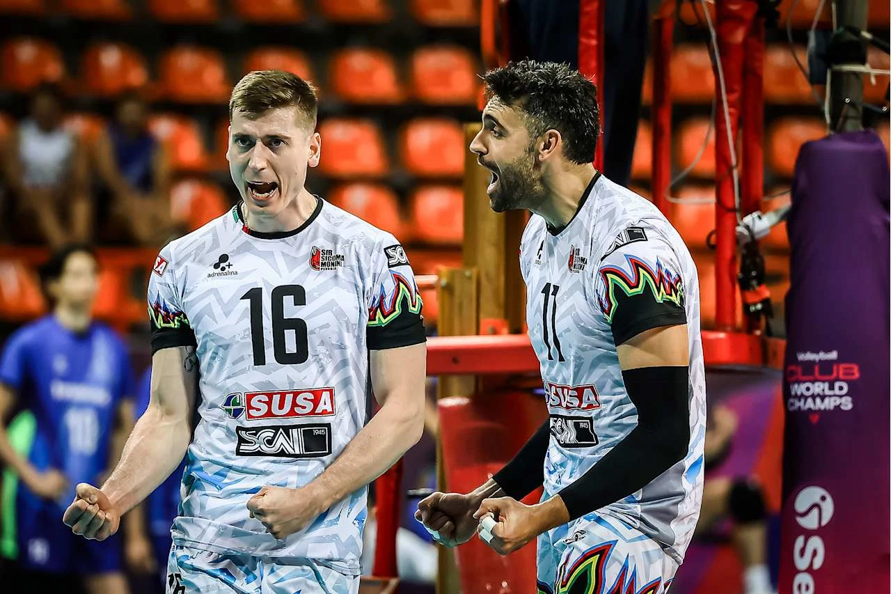Kamil Semeniuk w barwach Perugii Dwóch siatkarzy w sportowych strojach wyraża silne emocje na parkiecie w trakcie meczu, otoczeni kolorowymi trybunami. W tle widoczni są inni zawodnicy oraz sędzia.