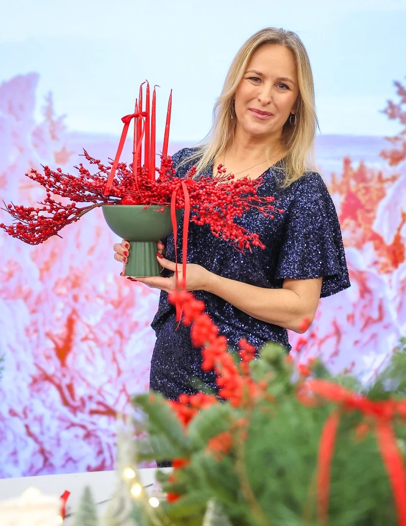 Monika Szwed-Olesińska z własnoręcznie wykonanym stroikiem