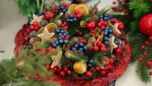 Tworzą niepowtarzalną atmosferę, można je zrobić samemu. Jakie stroiki świąteczne są modne w tym sezonie?