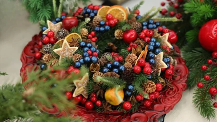 Tworzą niepowtarzalną atmosferę, można je zrobić samemu. Jakie stroiki świąteczne są modne w tym sezonie?