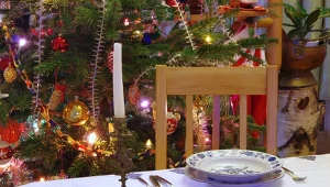 Puste miejsce przy stole wigilijnym. Co byś zrobił, gdyby ktoś zapukał?