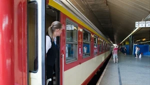 Kraciaste siedzenia i zasłonki z PRL wracają. PKP pokazało wagon retro