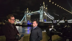 Stanisław Wryk rozmawia x Polakami o powrocie do kraju. Na zdjęciu Piotr Papalski w rozmowie z reporterem Wydarzeń i Polsat News