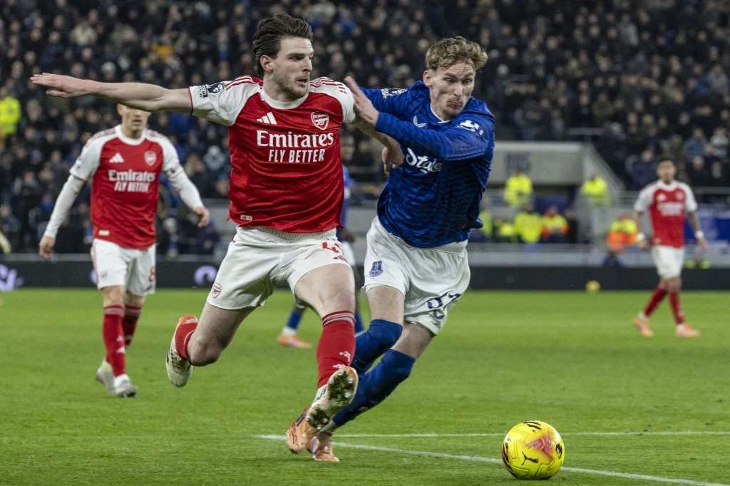 Tylko jedno spotkanie Premier League zostanie rozegrane 26 grudnia 2025 Dwóch piłkarzy rywalizuje o piłkę podczas meczu, intensywnie walcząc o kontrolę nad nią, w tle widzowie na trybunach.